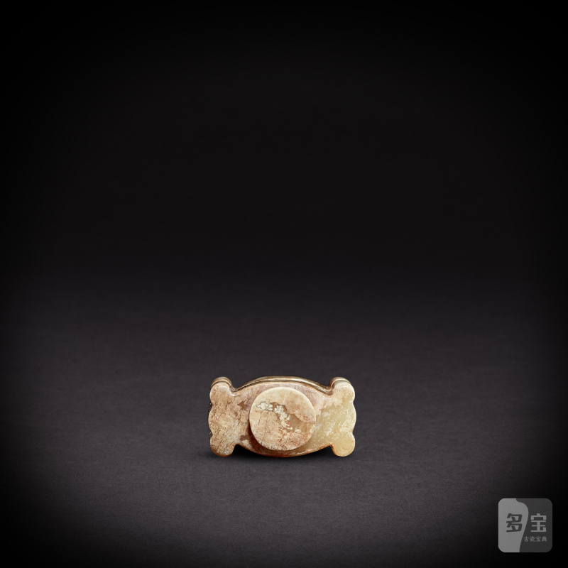 A white jade 'sinan' pendant, Han dynasty | 漢 白玉司南形珮 - 图3